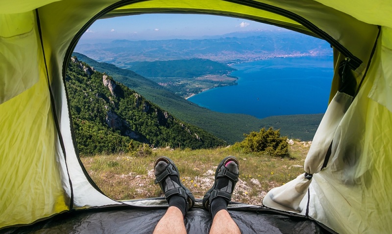 Flowercampings bietet etwas ganz Besonderes für alle, die sich für das Camping in Frankreich interessieren: Zeltbungalows! Diese finden sich mitten in der Natur, so scheint es, obwohl es auf der Anlage natürlich mehrere Bungalows dieser Art gibt. Wer sich für ein derartiges Camping entscheidet, wird sich wie in einem normalen Zelt fühlen, denn die Wände sind tatsächlich nur aus Zeltstoff. (#02)