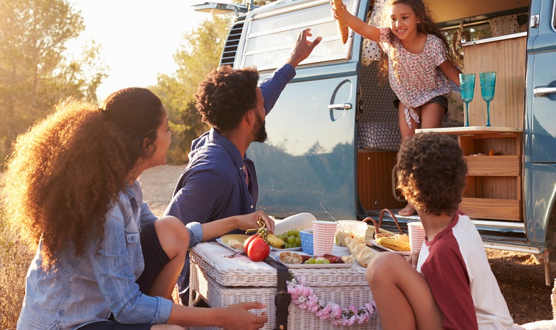 Gerade größere Gruppen von Urlaubern und Familien mit mehr als einem Kind, haben dort ausreichend Platz. Man kann kochen, auf einer weichen Matratze schlafen, hat reichlich Stauraum und ein sicheres Dach über dem Kopf bietet das Mobilhome auch. (#02)