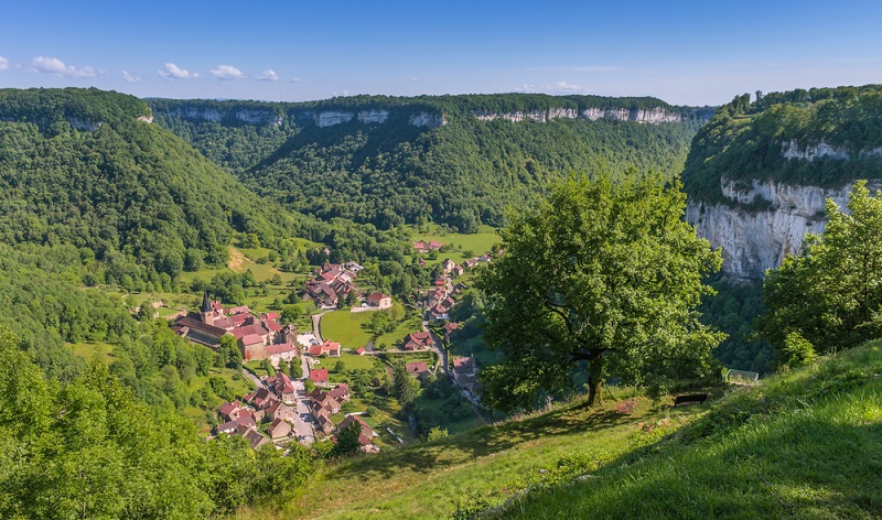 Natürlich ist das Village Le Fayolan nicht die einzige Möglichkeit für das Camping im Jura. Die Bewertungen im Internet zeigen, dass viele in der Nähe befindliche Plätze ebenso hoch im Kurs stehen, wenngleich Le Fayolan schon etwas ganz Besonderes ist. Die Preise sind annähernd ähnlich und werden durch die Unternehmungen vor Ort beeinflusst. (#01)