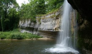 Die Hérisson-Wasserfälle, zieht als natürliche Sehenswürdigkeit zahlreiche Besucher an. (#01)