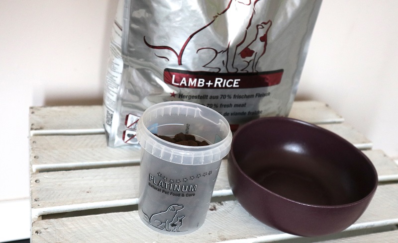 PLATINUM ADULT LAMB+RICE: 295 g Futter ist die berechnete Tagesmenge für Carlotta.