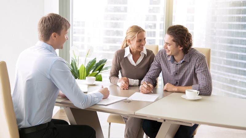 Auch dann, wenn ein Kreditnehmer einen Kredit ohne Schufa in Anspruch nehmen möchte oder nehmen muss, sollte er seine Flexibilität im Auge behalten. ( Foto: Shutterstock-fizkes)