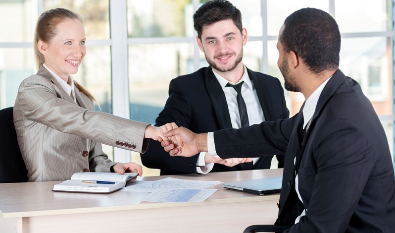 Besitzt der Solo-Selbstständige oder das Unternehmen eine gute Bonität, werden Deals mit Lieferanten leichter möglich und es werden bessere Konditionen geboten.  ( Foto: Shutterstock-Maksym Poriechkin)