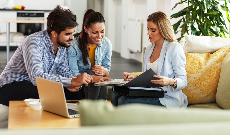 Selbst Versicherungen machen vor einer Bonitätsprüfung nicht halt und möchten so viel wie möglich über den angehenden Versicherten wissen, ehe sie einen Vertrag mit diesem abschließen.  ( Foto: Shutterstock- BalanceFormCreative )