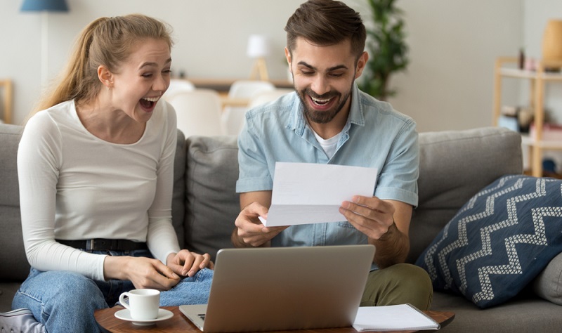 Es muss übrigens niemand gänzlich kreditfrei sein, wenn es um die Bonität geht. Ein Kredit, der regelmäßig bedient wird und bei dem es noch nie Zahlungsrückstände gab, wird immer positiv bewertet.  ( Foto: Shutterstock-fizkes)