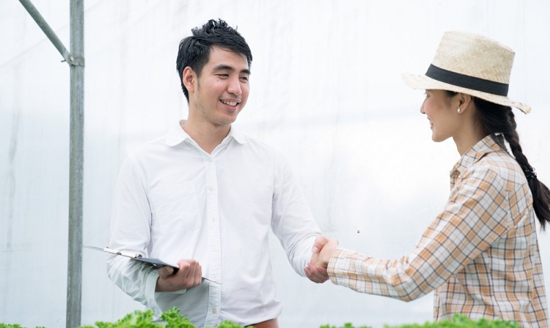 Auch Unternehmen benötigen eine gute Bonität, die sich zum Beispiel in Verträgen mit Lieferanten bemerkbar macht.  ( Foto: Shutterstock-Basicdog)