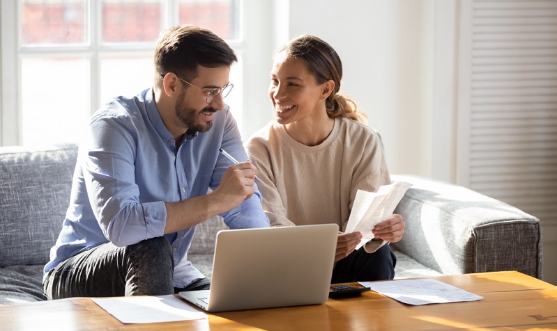 Wer eine Rechnung erhält, sollte diese unbedingt pünktlich bezahlen Am besten, die Rechnung erhalten, auf Richtigkeit prüfen und begleichen.  ( Foto: Shutterstock-fizkes)