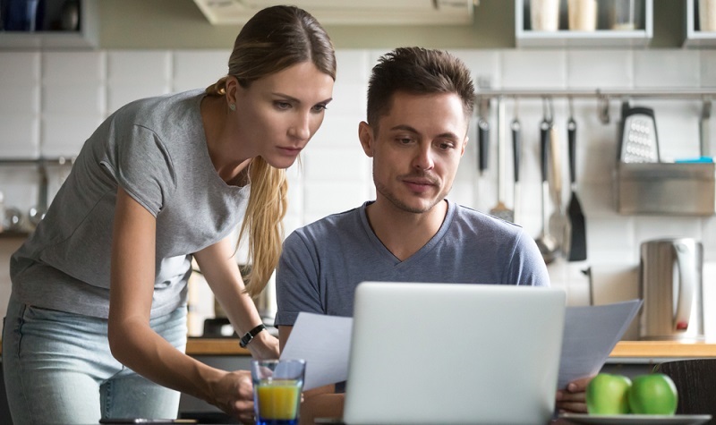 Im Rahmen einer Selbstauskunft kann eigenständig das Prüfen der Daten vorgenommen werden, wenn eine negative Bonität vermutet wird.  ( Foto:: Shutterstock- fizkes )