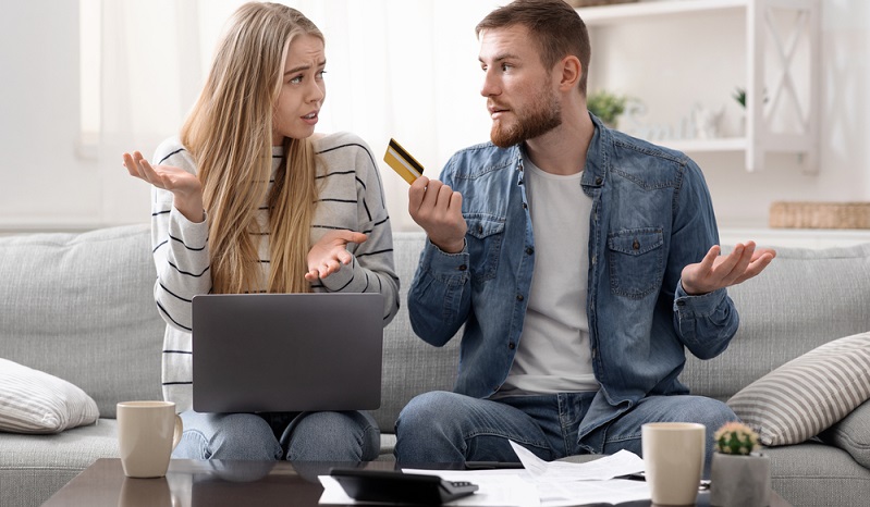 Wer viele Konten oder Kreditkarten besitzt, verliert schnell den Überblick. ( Foto: Shutterstock- Prostock-studio )