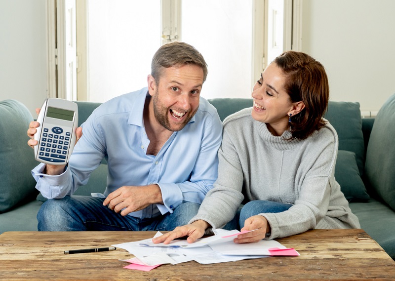 Wer keine Schulden hat, bekommt leichter einen Kredit genehmigt. Die Bank wird prüfen, wie viele Darlehen offen sind und ob diese regelmäßig bedient werden.  ( Foto: Shutterstock-_Sam Wordley)