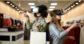 Teamviewer lässt per VR-Brille shoppen: Vision Picking wird per Google Cloud verfügbar ( Foto: Shutterstock-Artie Medvedev )