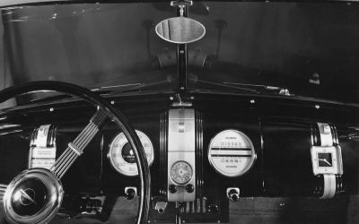 Zeitreise im Opel Admiral: Historisches Auto mit  Autoradio (Foto: Stellantis / Opel)