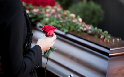 Eine Beerdigung kann ein guter Vorwand sein, um sich von der Arbeit fernzuhalten. Vielleicht gibt man an, einen verstorbenen Verwandten zu haben, um glaubwürdig zu sein. (Foto: AdobeStock - Kzenon 36229387)