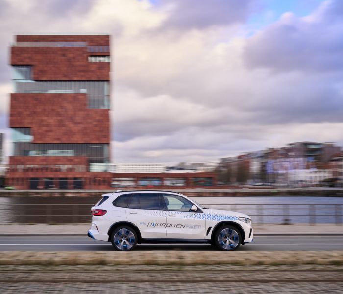 Aktuelle Impressionen vom BMW iX5 Wasserstoff vor Ort: Fahrdynamik und Zukunftspotenzial. (Foto: BMW Group)
