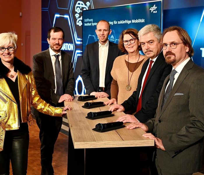 Prof. Dr.-Ing. Anke Kaysser-Pyzalla, die Vorstandsvorsitzende des DLR, traf sich mit Prof. Axel Hahn, dem Direktor des DLR-Instituts für Systems Engineering für zukünftige Mobilität, sowie den Mitgliedern des Bundestags Dennis Rohde und Susanne Menge, und Vertretern des Bundesministeriums für Wirtschaft und Klimaschutz, Otto Alef und Dr. Michael Scharnberg. (Foto: DLR.)