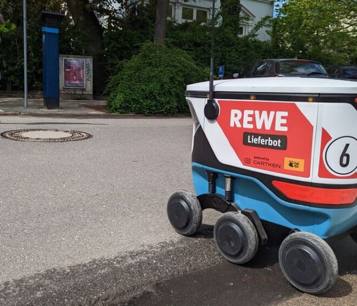 Das Lieferbot von REWE übernimmt in der Last-Mile-Logistik die Zustellung der bestellten Produkte bis zur Haustür mithilfe von Künstlicher Intelligenz. (Foto: REWE.)