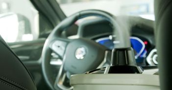 DESI FRESH KFZ: Innovativer Wirkstoff gegen unangenehme Gerüche Revolutionäre Alternative zur Ozonreinigung im KFZ (Foto: Herrmann Innovations GmbH)