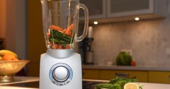 Lautstärke beachten: Hochleistungsmixer vor Kauf im Laden gründlich testen 600 Watt Standmixer mit 20.000 U/min für feinste Texturen (Foto: TÜV SÜD AG)