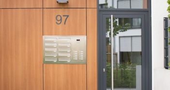 KNOBLOCH Briefkastenanlagen aus Sachsen bieten langlebige Qualität klares Design Komfortable KNOBLOCH Mauerdurchwurfanlage ermöglicht sichere Postzustellung ohne klingelnde (Foto: Max Knobloch Nachf. GmbH)