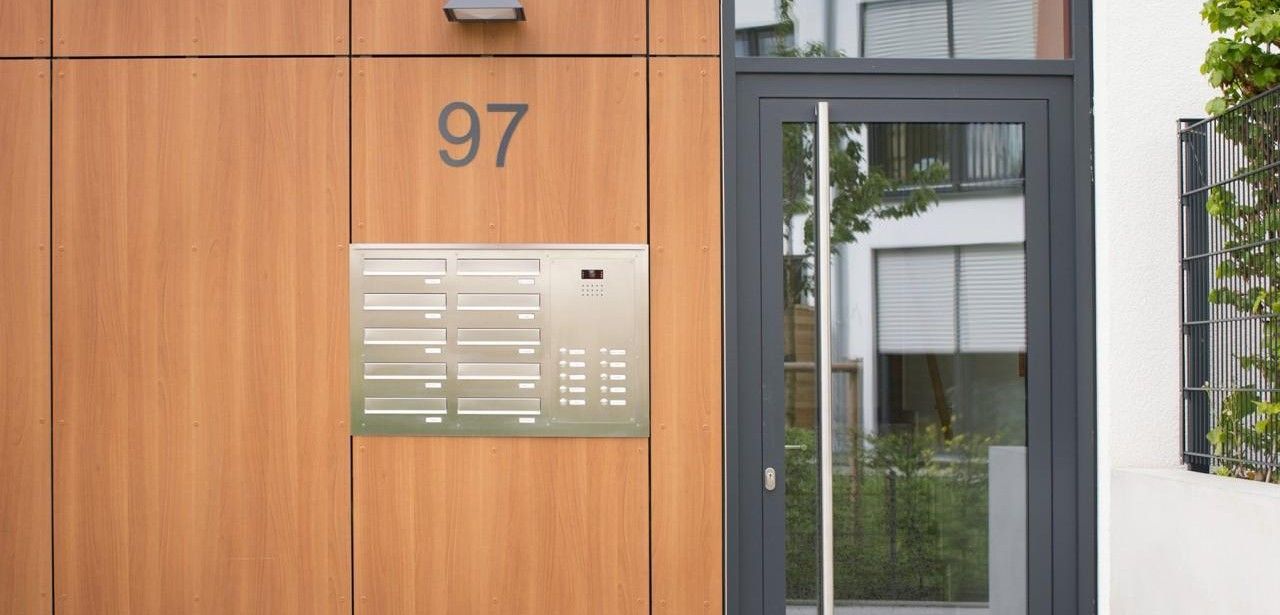 Komfortable KNOBLOCH Mauerdurchwurfanlage ermöglicht sichere Postzustellung ohne klingelnde (Foto: Max Knobloch Nachf. GmbH)