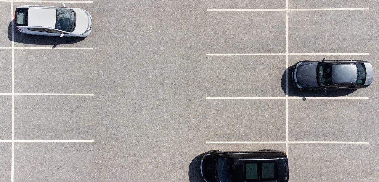 Kamerabasierte Kennzeichenerfassung und KI revolutionieren effizientes Parkraummanagement in (Foto: AdobeStock -  Di Studio - 623336463)