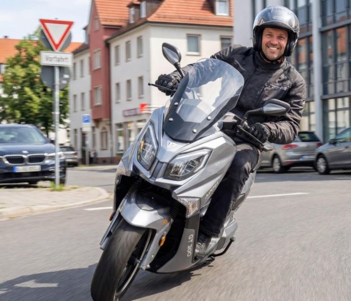 E-Roller Jupiter GT 300 Silber-Metallic (Foto: TRINITY electric vehicles GmbH)