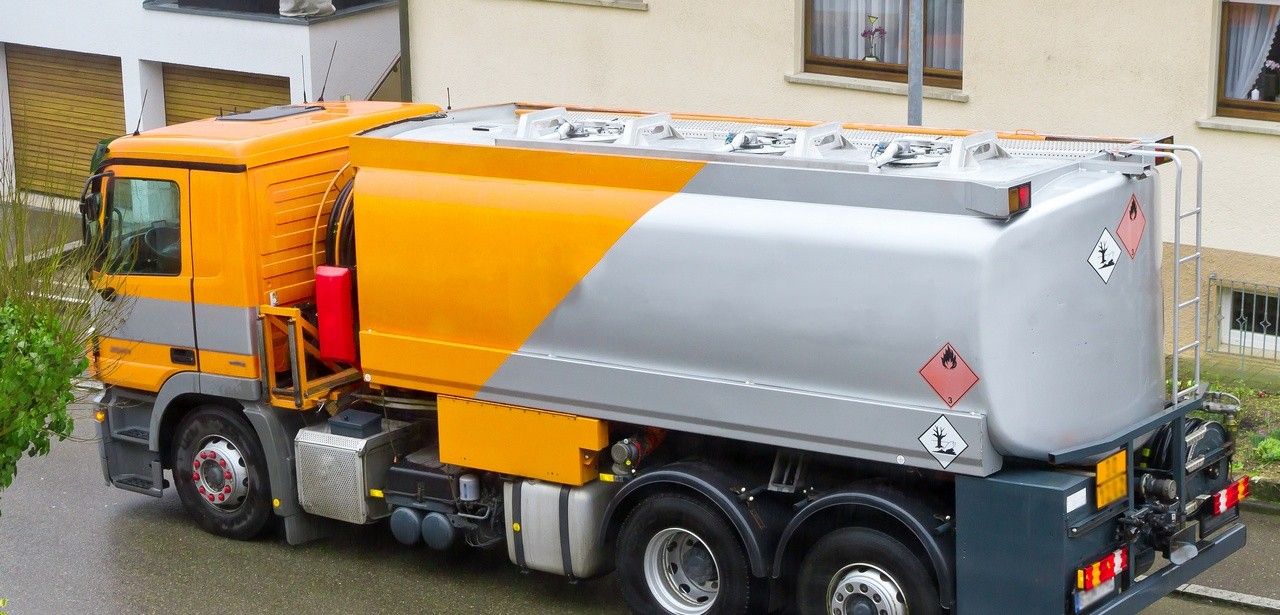 Rohölpreise explodieren durch Nahostkonflikt: Verbraucher stornierungsrechte jetzt dringend (Foto: AdobeStock - Jürgen Fälchle - 103763424)