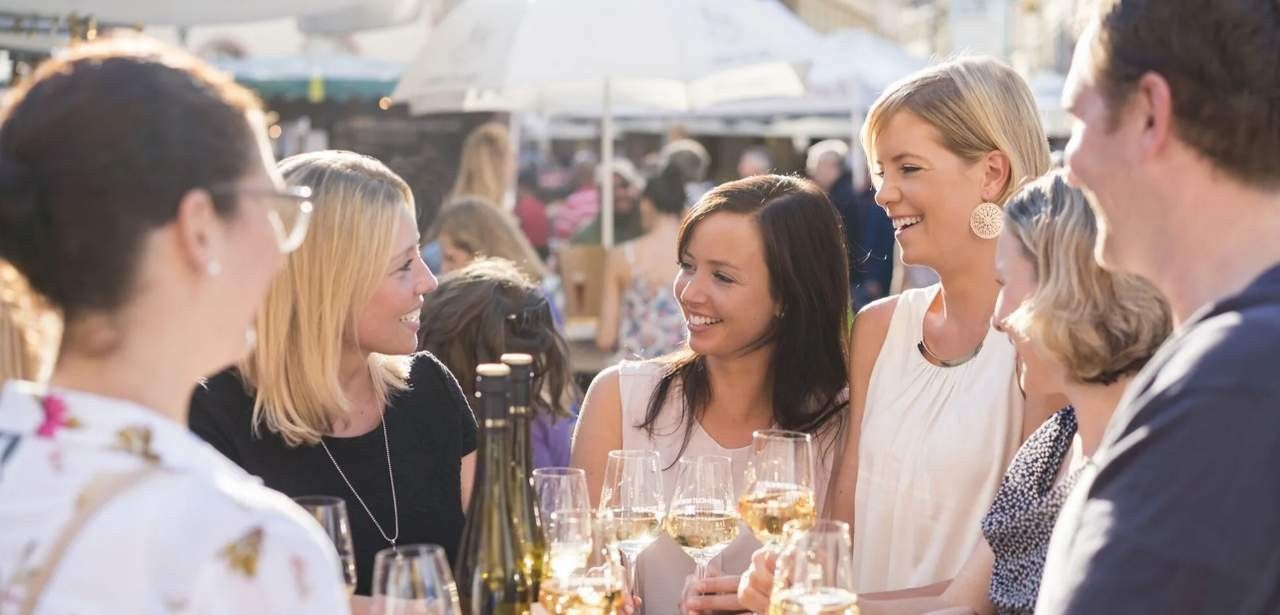 Zehn Tage Rieslinggenuss mit über hundert Weinständen und (Foto: wiesbaden.de. Annika List)