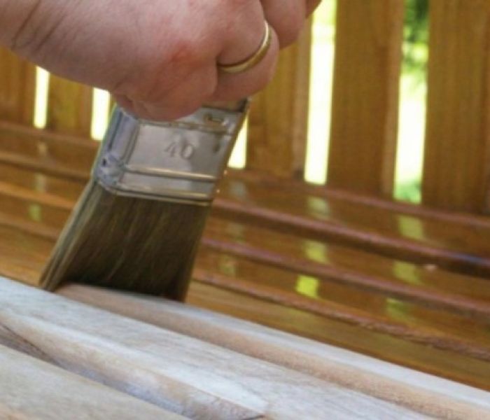 Einfach auftragen: OLI-NATURA Yacht & Teak&ouml;l in der Anwendung (Foto: OLI-NATURA &Ouml;le & Wachse)