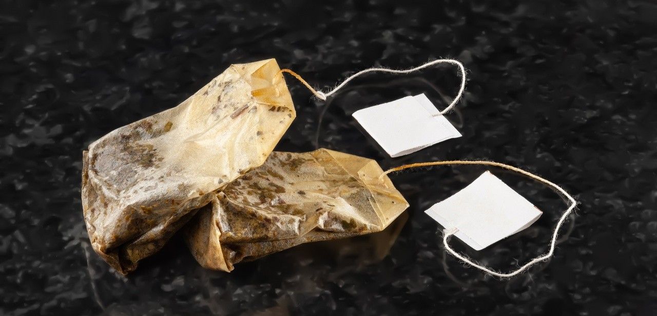 Gebrauchte Teebeutel als nachhaltiger Dünger für Ihren Gartenboden (Foto: AdobeStock - Alex Puhovoy - 609705871)