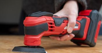 Multifunktionswerkzeug vereint Bohren, Schrauben, Schleifen in einem kompakten (Foto: Conny Kurz)