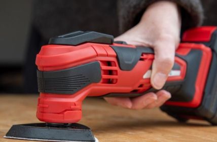 Multifunktionswerkzeug vereint Bohren, Schrauben, Schleifen in einem kompakten (Foto: Conny Kurz)