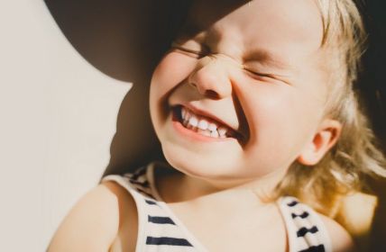 Sonnenschutz für Kinder: Lichtschutzfaktor, Kleidung und Aufenthaltsdauer optimal (Foto: AdobeStock - nataliaderiabina - 413758360)